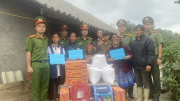 Bộ trưởng Bộ Công an tặng quà gia đình có hoàn cảnh đặc biệt khó khăn ở Lào Cai