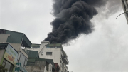 Cháy nhà cao tầng trên phố Vũ Trọng Phụng, khói đen cuồn cuộn bốc cao