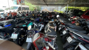 Hàng trăm xe máy không nguồn gốc của tiệm cầm đồ gửi tại điểm trông giữ xe
