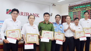 Khen thưởng các cá nhân xuất sắc trong bảo vệ tài sản của Agribank