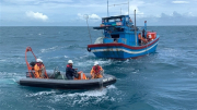Cứu 10 ngư dân Bạc Liêu bị nạn trên biển