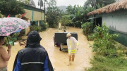 Bám địa bàn giúp nhân dân trong cơn mưa lũ kéo dài