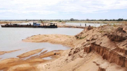 Chủ mỏ khai thác cát sông Đà Rằng bị “tuýt còi” đến 7 hành vi