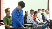Thanh niên 17 tuổi bênh bạn giết người lĩnh 15 năm tù