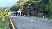 Lật xe tải chở người di cư tại Mexico gây thương vong thảm khốc