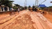 Lũ cát, bùn đỏ chia cắt nhiều tuyến đường ven biển Phan Thiết, tràn vào nhà dân