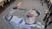 Bức chân dung Messi xếp từ nắp chai nhựa