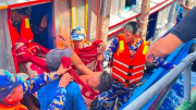 Kịp thời đưa ngư dân bị cá kiếm đâm nguy kịch vào đảo Phú Quý cấp cứu