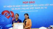 Xạ thủ Trịnh Thu Vinh nhận bằng khen của Hội Liên hiệp phụ nữ Việt Nam
