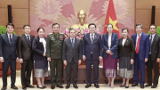 Chủ tịch Quốc hội Vương Đình Huệ tiếp Đại sứ CHDCND Lào