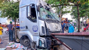 Vụ xe container tông sập nhà dân: Do tài xế ngủ gật