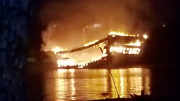 Cảnh sát nỗ lực dập tắt vụ cháy 2 tàu cá ở bến neo đậu Cây Bàng