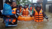 CSCĐ dầm mình trong mưa lũ, hỗ trợ sơ tán người già, trẻ em vùng “rốn lũ” Đà Nẵng