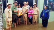 Thuỷ đoàn 1 hỗ trợ người dân rốn lụt ở Đà Nẵng