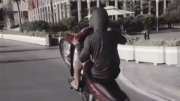 Nam thanh niên không đội mũ bảo hiểm, bốc đầu xe máy bị xử phạt