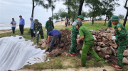 Công an Thừa Thiên Huế khẩn trương tham gia khắc phục sạt lở ven sông, ven biển