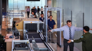 Camera an ninh tại sân bay Nội Bài liên tục phát hiện khách “cầm nhầm” đồ