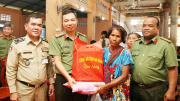 Công an tỉnh An Giang thăm khám, cấp thuốc miễn phí cho 600 người dân Campuchia