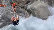 Cảnh sát đu dây cứu du khách Nga tắm thác bị rơi vào hốc đá giữa rừng