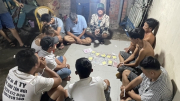 10 người bị bắt trong căn nhà thường xuyên tụ tập đánh bạc