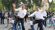 Thủ tướng Phạm Minh Chính và Thủ tướng Hà Lan cùng đạp xe dạo phố