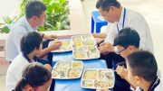 Phụ huynh lo ngại thực phẩm “bẩn” xâm nhập học đường