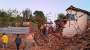 Lực lượng cứu hộ bới gạch đá bằng tay để cứu người sau động đất Nepal