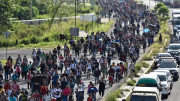 Hàng trăm người di cư tiến về biên giới Mỹ-Mexico