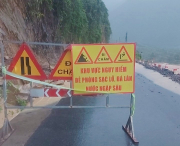 Mưa lớn gây sạt lở tại đèo La Ngà, cao tốc La Sơn- Túy Loan