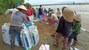 Hàng trăm người khẩn cấp “vá”.... bờ sông Vu Gia bị sạt lở nghiêm trọng
