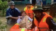 Công an xã dầm mình trong mưa lũ, cứu nhiều người dân thoát nạn