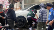 Nữ tài xế lùi xe vào cửa hàng trang sức làm nhân viên bảo vệ trọng thương