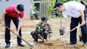 Đoàn Thanh niên Agribank Tây Nam Bộ tặng cây giống cho người dân huyện Đông Giang