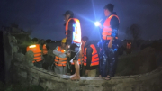 Kịp thời ứng cứu 6 người bị lật thuyền giữa dòng nước lũ