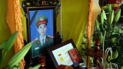 Truy tặng huy hiệu "Tuổi trẻ dũng cảm" cho Đại úy Trần Trung Hiếu