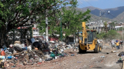 Thành phố biển Mexico ngập rác sau cơn bão khiến 50 người thiệt mạng