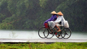 Miền Trung và Nam Bộ mưa to đến rất to, lượng mưa có nơi trên 200mm