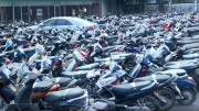 Nhức nhối thực trạng quá tải bãi giữ xe vi phạm