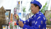Khách Tây thích thú với “Hương sắc Hà Nội” tại sân bay Nội Bài
