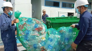 Ngư dân đưa rác thải về bờ để bảo vệ môi trường biển