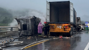 2 xe đầu kéo bốc cháy sau va chạm trên cao tốc Cam Lộ - La Sơn, 3 người thương vong