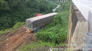 Xe đầu kéo biển số Lào rơi xuống vực sau khi tự gây tai nạn trên cao tốc La Sơn - Túy Loan