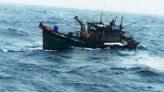 Tàu cá gặp nạn trên biển, 3 ngư dân mất tích