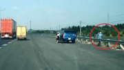 Chạy xe máy bám theo ô tô vào cao tốc  để cướp giật