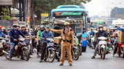 Đường phố Hà Nội ngày cuối năm đông nghịt, CSGT cắm chốt phân luồng chống ùn tắc