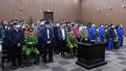 Dẫn giải các bị cáo trong đại án Việt Á đến tòa