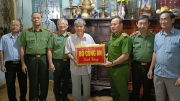 Thứ trưởng Nguyễn Văn Long tặng quà các gia đình chính sách