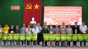 Đồng chí Lê Tấn Tới tặng quà gia đình chính sách và người dân nghèo Long An