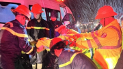 Xe khách lao xuống vực 2 người tử vong, Cảnh sát ròng dây xuyên đêm mưa cứu nạn