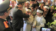 Công an TP Huế nhận đỡ đầu con trai của Phó trưởng Công an phường hy sinh khi làm nhiệm vụ
